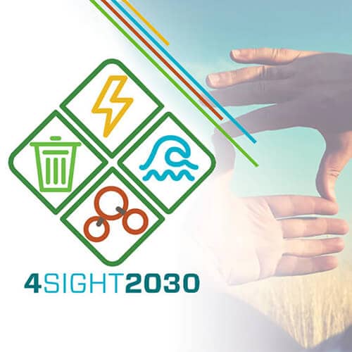 Simplot 4Sight 2030可持续发展项目标识图，旁边的照片是两只手在成熟的麦田上拍摄的准备收割的蓝天.
