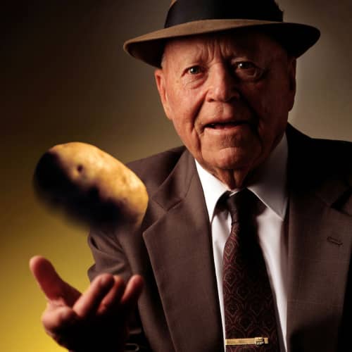 先生的肖像. J.R. "杰克"·辛普劳向空中扔了个褐色伯班克土豆. 