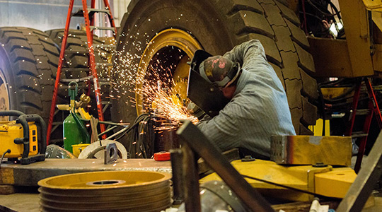 CTA_Card_Image_540x300_Welding-original 运输维修工人在车间焊接重型设备的图片.