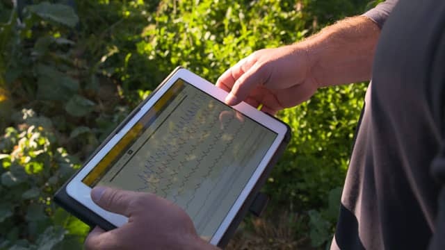 Advisor tablet in field